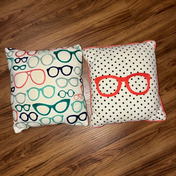 Set of 2 eyeglass themed throw pillows - Picture 4 of 6